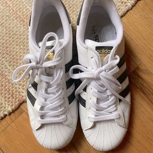 Adidas 8.5 black/white Superstars